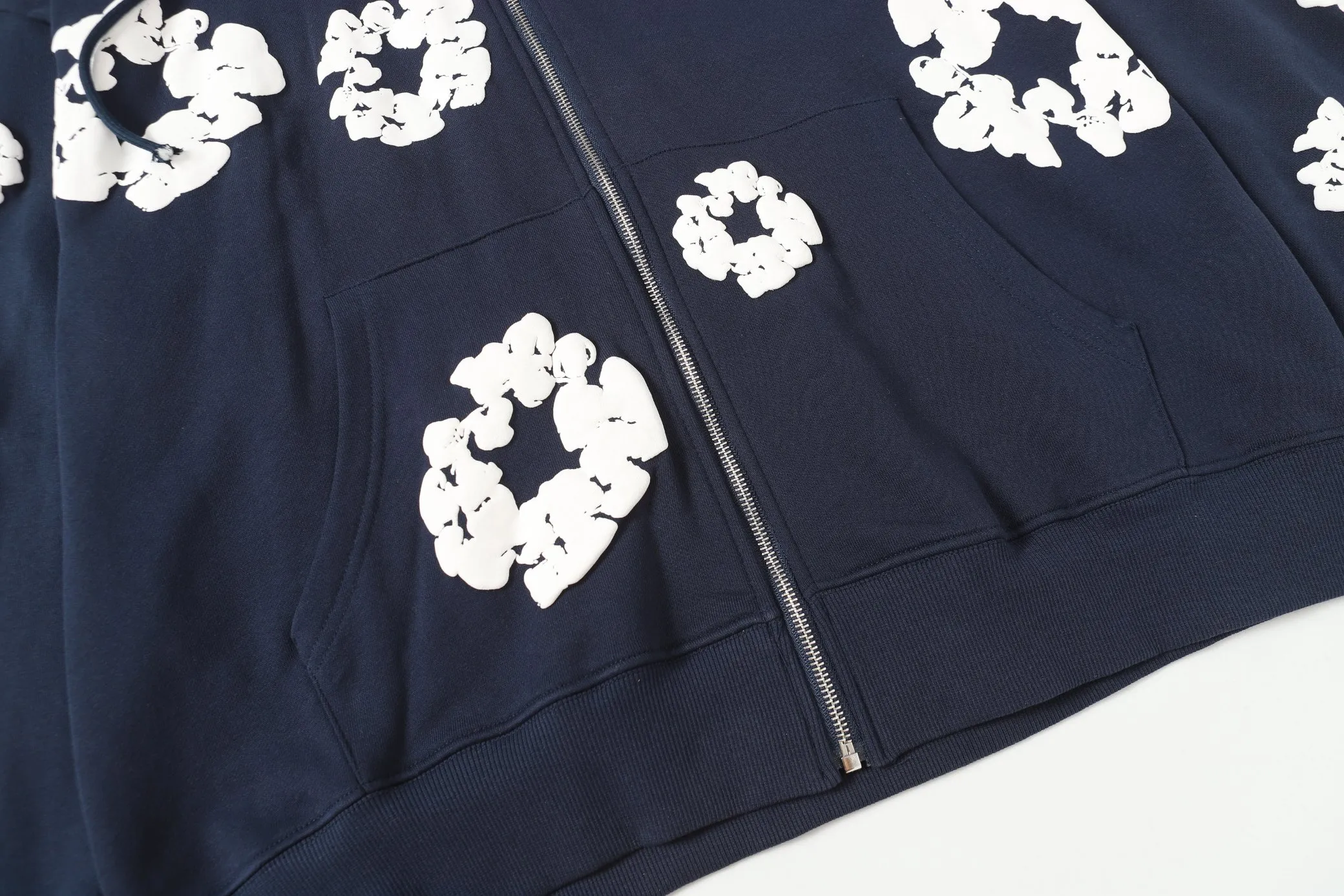 16 colors DENIM TEARS Kapok European and American trendy brand high-quality foam printed hooded sweatshirt jacket. Terry fabric weighs 380 grams. Threads are customized and dyed in the same color. Color Black Gray Blue Green Royal Blue Purple Red Orange Colorful Blue Pink White Sky Blue Brown Carbon Gray Black Gray White White Size S-XL